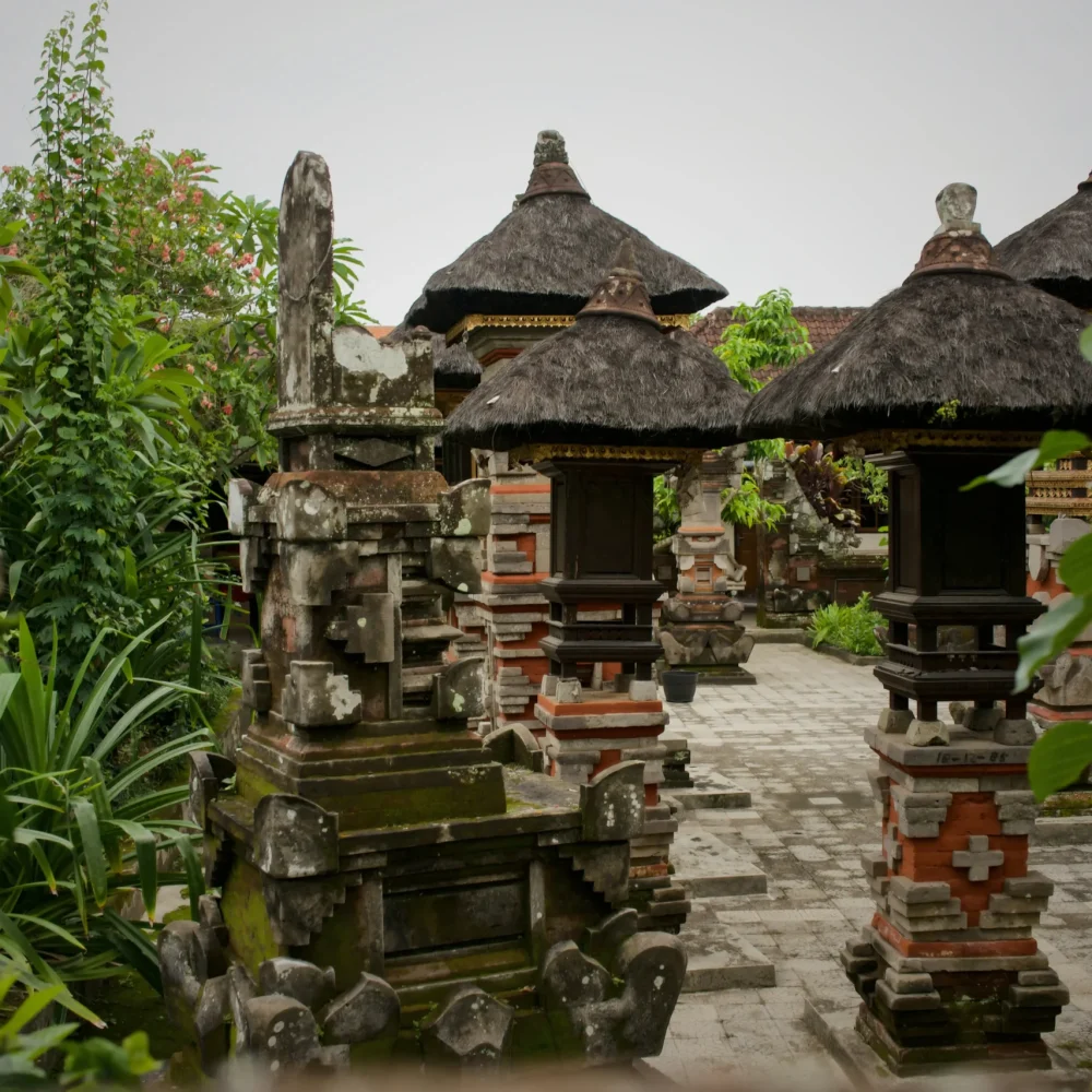 Tichý chrám na Goutama Road v centru Ubud, Bali