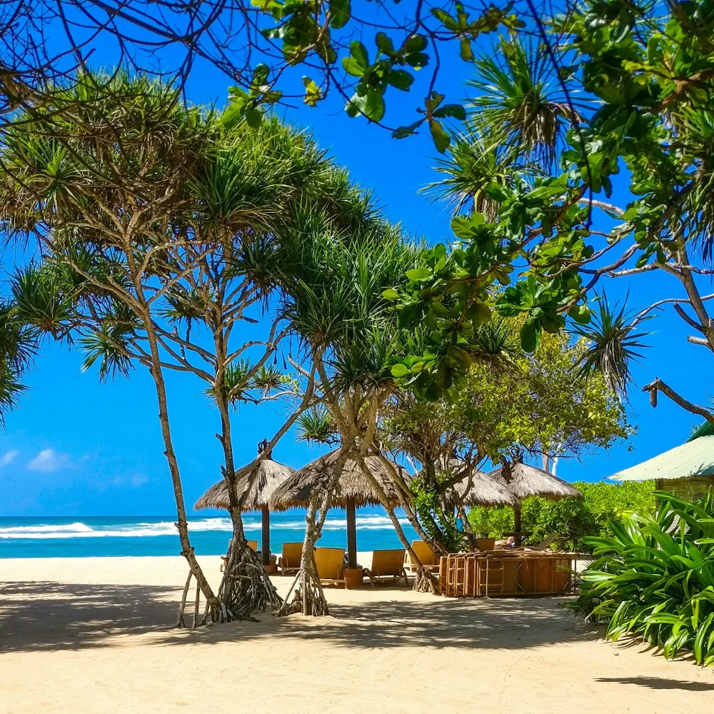 Indonesie Nusa Dua pláž deštníky