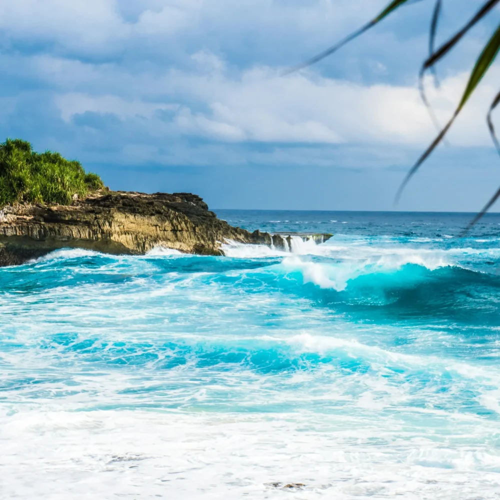 Indonesie Nusa Dua pláž moře skály