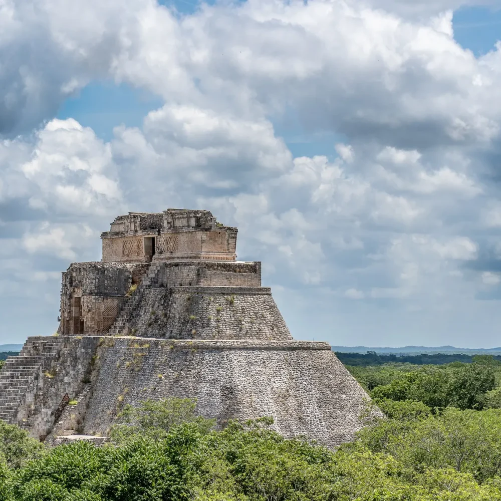 Uxmal pyramida Mexiko z dálky